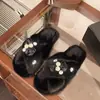 Elegantes pantuflas peludas con perlas florales para mujer, nuevo modelo 2026 para otoño e invierno, para casa y exteriores, pantuflas de algodón con tira cruzada