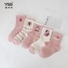 Meias Infantis Yishuangshuang Outono e Inverno Novas Meias de Meia-Perna com Desenho de Urso Morango Algodão Penteado Estilo Coreano Meias Rosa da Moda para Bebês