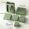 Caja de joyería de lujo ligero con asa de perla texturizada y diseño acanalado, textura de caja dura, adecuada para pendientes, pulseras y empaque de regalo; disponible en stock