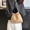 Bolso de cadena Lingge para mujer, nuevo diseño de nicho, bolso de hombro de verano de alta gama, popular en Internet, bolso de cubo, 2023