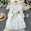 Vestido estilo lanterna de corte francês para mulheres, coleção outono 2026, com detalhe de amarração na cintura, bordado vazado e silhueta em A, criando um visual elegante