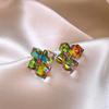 2024 Nuevos pendientes de cristal cuadrados coloridos de moda, diseño de nicho, pendientes distintivos, pendientes de alta gama con temperamento