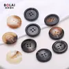 Botones de fantasía personalizados con logo láser para abrigos, pantalones de traje, prendas de abrigo con botones redondos de resina de cuatro agujeros estampados