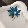 Broche de Moda Personalizado Estilo Coreano Hoja de Arce Perla Broche para Traje Ropa de Moda Corsage Femenino Broche de Hebilla Personalizado para Bufanda de Seda con Pedrería