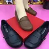 Zapatos de madre de punta fina y suela plana, nueva colección primavera/verano 2026, zapatos casuales de cuero de punta redonda, suela suave, parte superior suave, para mujeres de mediana edad