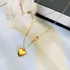 Collar con Colgante de Corazón de Acero de Titanio para Mujer, Estilo de Lujo Ligero Europeo y Americano, Diseño Único de Nicho, Joyería que No se Desvanece