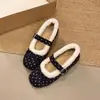 Sapatos Mary Jane quadrados de estilo coreano com laço e forro de lã para aquecimento, nova coleção de inverno 2026 feminina, apresentando um design suave e baixo e forro de algodão fofo