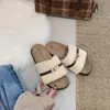 Chinelos femininos de outono e inverno com sola grossa e macia, com fivela e design de bico aberto, apresentando acabamento peludo metálico, novo estilo da moda para 2026