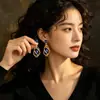 Pendientes Asimétricos de Pedrería Retro Moda Europea y Americana Elegantes con Estilo Nicho Pendientes de Alta Gama para Mujer