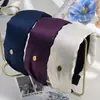 Diadema Retro de Moda Estilo Coreano con Ala Ancha, Diseño de Tela de Alta Gama y Emblema Dorado, Diadema Alta para Mujer, Venta al por Mayor
