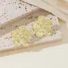 Brincos de Pino de Metal com Flor Dourada Retro Transfronteiriços Europeus e Americanos Brincos de Alto Padrão com Senso de Design Ornamentos de Orelha para Mulheres