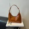 Bolso pequeño de piel aceitosa con textura de alta calidad para mujer, nuevo estilo 2025, bolso cruzado versátil y moderno, bolso tote pequeño súper popular para un solo hombro o debajo del brazo