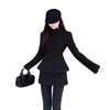 Um conjunto chique de duas peças em estilo coreano, apresentando um blazer e uma saia de lã preta, perfeito para um look sofisticado inspirado em Chanel.