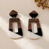 Brincos geométricos de madeira de ébano e resina com agulha de prata transfronteiriços europeus e americanos, brincos de temperamento da moda vintage, brincos de design exclusivo para mulheres