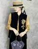 Nova roupa feminina estilo chinês: colete de veludo acetinado com bordados tradicionais e adornos de contas, adequado para primavera e outono, sem mangas e projetado como um top curto