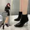 Botas Curtas Baita Moda Estilo Coreano com Biqueira de Ferro Strass Perfumado Novo Estilo Zíper Traseiro Salto Agulha para Mulheres