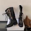 Novas Botas Versáteis de Cadarço com Bico Redondo e Salto Grosso no Meio da Panturrilha para Mulheres, Coleção Outono/Inverno 2026, Confortáveis e Fáceis de Calçar com Solas Macias, Estilo Slip-On