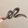 Grampo de cabelo de tubarão de luxo extra grande para mulheres, novo modelo de alta qualidade 2026, grampo de cabelo com pérolas estilo coreano versátil atacado