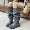 Botas de mujer vintage desgastadas con doble hebilla y tacón bajo grueso apilado, estilo punk biker, botas de montar de caña alta plisada