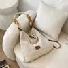 Bolsa de Palha Trançada para Férias na Praia para Mulheres 2026 Novo Estilo Bolsa de Mão de Tricô Vazado Grande Capacidade Bolsa de Ombro/Axila