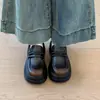 Novos mocassins estilo britânico para mulheres baixinhas, sapatos de couro com sola grossa e salto grosso, sapatos pretos slip-on 2026