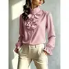 Camisa vintage con cuello alto fruncido, tela texturizada plisada, exquisita tapeta de botones, mangas largas holgadas