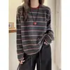 Camiseta de manga longa listrada color-block simples e versátil estilo americano, com toque felpudo, gola redonda, corte solto, moletom feminino