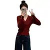 Elegante y hermoso suéter de punto rojo estilo francés, nuevo modelo invierno 2025, ambiente navideño y de Año Nuevo, top de manga larga con cuello en V