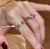 Impresionante anillo de diamantes vintage, diseño de nicho retro exquisito de lujo ligero con un toque de alta gama y artesanía intrincada