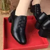 Sapatos femininos de couro macio para mães, novo modelo outono 2026, sapatos de sola macia, sapatos femininos versáteis de couro macio com corte profundo na moda