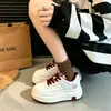 Zapatos Blancos de Suela Gruesa para Mujer 2026 Otoño Nuevo Estilo Coreano Moda con Cordones Cómodos Versátiles Casuales Zapatos de Tabla Zapatos para Aumentar la Altura