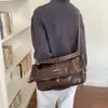 Bolsa tote grande estilo europeu e americano com detalhes de rebites, nova bolsa de ombro casual simples, bolsa de mão versátil e moderna para o dia a dia
