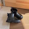 Botas de Couro da Moda para Meninas 2025 Inverno Novas Botas Curtas com Bola de Pelo para Meninas Moda Laço Acolchoado Quente Botas Martin