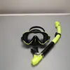 Set de snorkel para adultos: incluye una máscara y un snorkel. El tubo de snorkel es un tubo de snorkel seco hecho de silicona, y la máscara está diseñada para hacer snorkel.
