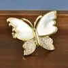 Broche de Borboleta Feito Sob Medida Estilo Novo em Madrepérola Natural, Alfinete Elegante para Casaco e Terno, Acessório para Roupas Femininas