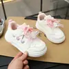Tênis infantis de cano baixo para meninas, novos sapatos casuais estilo coreano para primavera e outono, sapatos brancos leves de sola macia para meninas