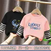 Camiseta de manga larga para niños, top de otoño, nuevo modelo 2026 para niños, algodón puro, estilo primavera y otoño, patchwork a rayas, imitación de dos piezas