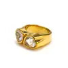 Diseño de nicho ins europeo y americano lujo ligero anillo de titanio y acero con gema en forma de corazón moda femenina corazón anillo de oro de 18 quilates al por mayor