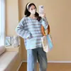 2026 Nuevo Conjunto de Moda Otoño/Invierno de Alta Calidad para Maternidad: Top Rayado de Manga Larga Rejuvenecedor + Pantalones de Mezclilla Ajustables