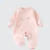 Roupas para Bebê Recém-Nascido para Outono e Inverno, Macacão Acolchoado de Algodão para Bebês Pequenos, Roupa de Dormir com Abertura Lateral, Roupa Quente Estilo Borboleta com Proteção para a Barriga