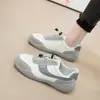 Zapatillas de cuero para mujer 2026 nuevo modelo de otoño, zapatos blancos con suela blanda y parte superior suave, casuales y ligeros, adecuados para madres, zapatillas de entrenamiento alemanas B62