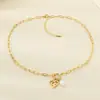 Cadena de clips de papel creativa personalizada multiestilo corazón hueco incrustado de diamantes collar de acero de titanio madre levantando alto día de la madre