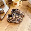 Sapatos Forrest Gump para crianças de 3 a 6 anos, nova coleção de outono, sapatos de caminhada com sola macia e estampa de leopardo para meninas, sapatos esportivos antiderrapantes retrô para meninos