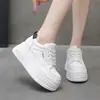 Sapatos Brancos Sapatos Femininos 2026 Outono Novo Estilo Moda Sola Grossa Aumentador de Altura Celebridade da Internet Mais Vendidos Versátil Casual Esportes Tênis de Plataforma
