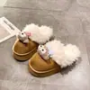 Chinelos de pelúcia espessos, design fácil de calçar, adequados para uso externo, fofos e quentes para o inverno, sapatos de algodão novos e da moda para mulheres, estilo de desenho animado 2026