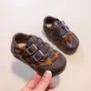 Sapatos femininos de couro com estampa de leopardo retrô e fivela dupla, nova coleção de outono 2026, sapatilhas de sola reta, confortáveis, versáteis e estilosas