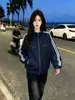 Jaqueta feminina estilosa de design personalizado de nicho, com blocos de cor e três listras, manga longa e zíper, novo top casual de outono e inverno