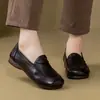 Zapatos de tacón bajo para mujer, nuevo modelo de otoño 2026, zapatos casuales y cómodos para madres de mediana edad, suela suave y parte superior suave, zapatos pequeños de cuero a la moda y versátiles para mujeres