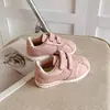 Zapatillas de entrenamiento alemanas de moda para niños 2026 primavera y otoño nueva versión coreana versátiles de retazos suela blanda para deportes al aire libre para niñas y niños