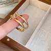 Brincos Argola Lisos de Prata Banhada a Ouro Real 18K Brincos Simples Versáteis para Roupa de Trabalho da Moda Brincos de Alta Qualidade Europeus e Americanos para Mulheres